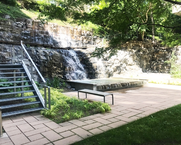 Projet récipiendaire  du prix de l'APPQ - Terrasse de pierre et bassin d'eau