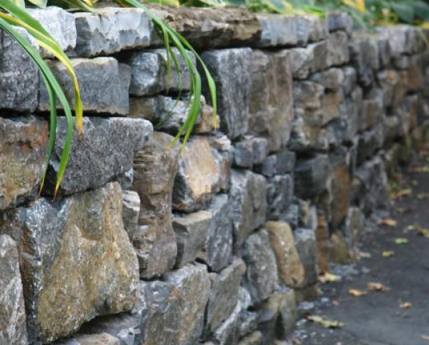 Mur de pierres récupérées, Westmont - pierres de démolition