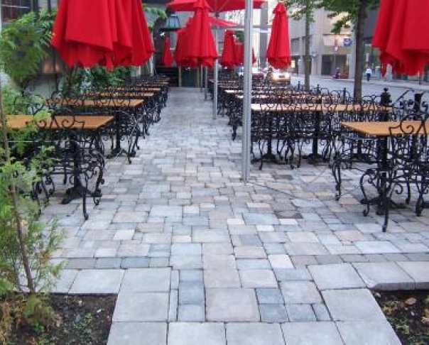 Terrasse de restaurant en pavé uni - Aménagement paysager au centre-ville de montréal
