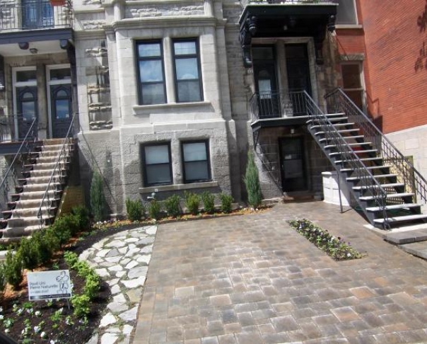 Stationnement et terrasse avant en pavé-uni et "flagstone" - aménagement avec jardin en facade.