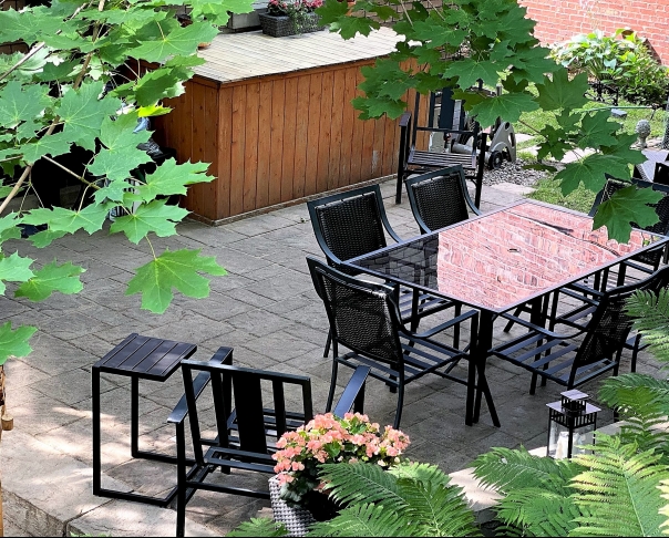 Terrasse intime - Création d'une petite terrasse intime à Westmount en pavé Permacon