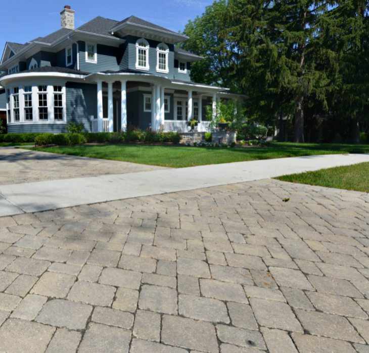 Paver driveway - Mixture of Pavé uni and Pierre Saint-Marc