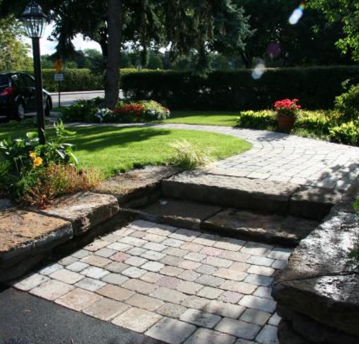 Allée de Pavé uni et marches de pierre taillée - Grandes pierres taillées sur mesure Ville-Mont-Royal , Le Paysagiste