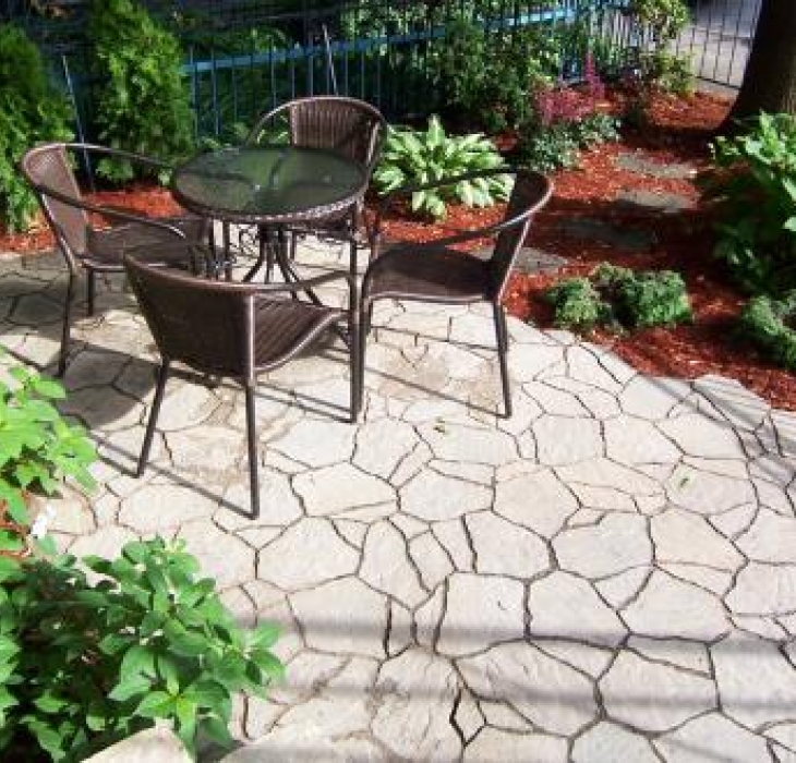 Small terrace in Outremont - Permacon Crazy work flagstone